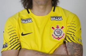 Cássio sorrindo para foto 3x4 do elenco