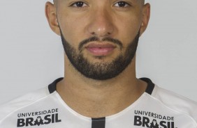 Clayson posando para sua primeira foto 3x4 no Corinthians