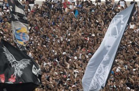 Com bandeirões e gritos de apoio, a torcida acompanhou o treino de hoje na Arena Corinthians