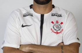 Danilo já é experiente até em posar para foto 3x4 do elenco