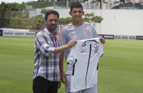 Duílio e Matheus Matias durante apresentação do atacante no CT