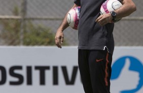 Fbio Carille durante o treinamento no CT; O alvo  o Palmeiras