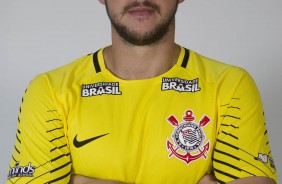 Goleiro em ascensão, Caíque França posa para a foto 3x4 do elenco