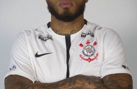 Kazim, com cara séria, posando para fotos 3x4 do elenco