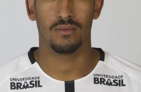 Léo Príncipe posando para fotos 3x4 do elenco