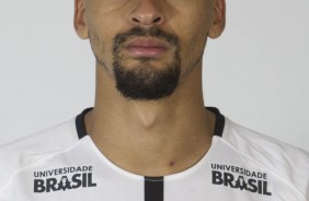 Léo Santos posando para fotos 3x4 do elenco