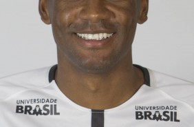 Marllon mal chegou e já posou para fotos 3x4