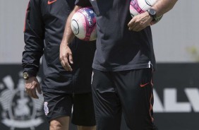 Mauri, preparador de goleiros, e Carille durante o penúltimo treino antes de encarar o Palmeiras