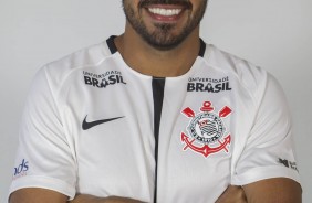 O atacante Júnior Dutra posando para a foto 3x4 do elenco 2018