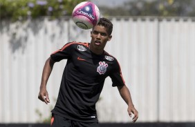 O atacante Pedrinho durante ltimo treino no CT Joaquim Grava antes do jogo contra o Palmeiras