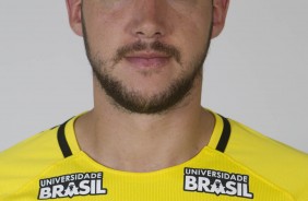 O goleiro Caíque França posa para a tradicional foto 3x4 do elenco