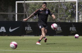 O volante Ralf durante o treino no CT; O foco agora  o Palmeiras