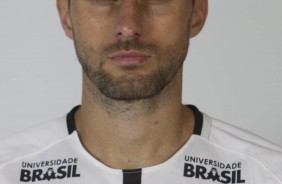 O zagueiro Henrique posa para sua primeira foto 3x4 do elenco