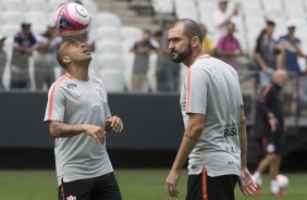 Os veteranos Sheik e Danilo durante o treino aberto na Arena Corinthians