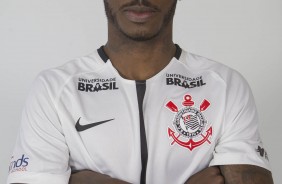 Romão posando para as fotos 3x4 do elenco alvinegro