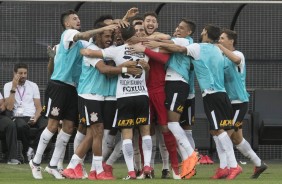 Elenco comemora a pintura de Rodriguinho contra o Palmeiras
