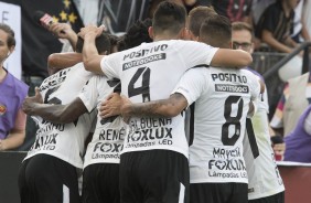 Elenco comemora o primeiro gol contra o Palmeiras, na Arena Corinthians