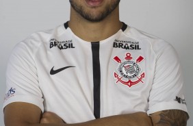 Maycon posa para foto 3x4 do Corinthians