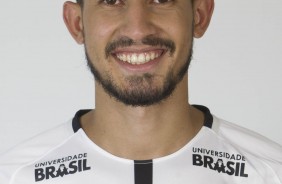 O zagueiro Pedro Henrique sorri para foto 3x4