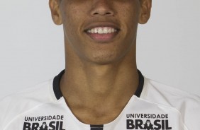 Pedrinho posando para fotos 3x4 do Timão