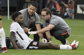 Ren Jnior tomou uma entrada violenta do goleiro Jalson, do Palmeiras