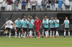 Rodriguinho corre para comemorar com os companheiros do banco o gol contra o Palmeiras