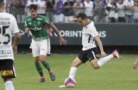 Rodriguinho cortou jogadores do Palmeiras e deu um tiro para a rede adversária abrindo o placar