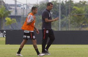 Marllon treina com o grupo no CT Joaquim Grava