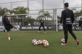 Mauri, Walter e Caíque no treinamento de goleiros da manhã de hoje no CT