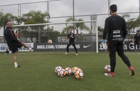 Mauri, Walter e Caque no treinamento de goleiros da manh de hoje no CT