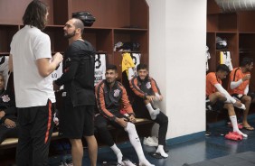 Danilo e Cssio no vestirio antes do jogo contra o Millonarios, no El Campn