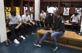 Jogadores aguardam o incio do jogo contra o Millonarios, na Colmbia