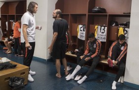 Os veteranos Cássio e Danilo no vestiário do El Campín antes do jogo contra o Millonarios