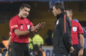Árbitro da partida contra o Millonarios conversa com o técnico Fàábio Carille