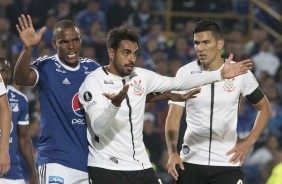 Dutra e Balbuena durante partida contra o Millonarios, no El Campín