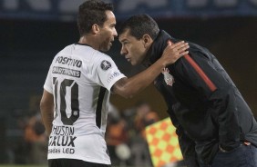 Jadson e Carille conversam durante partida contra o Millonarios, no El Campn