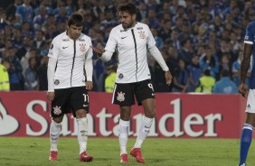 Romero e Dutra durante jogo contra o Millonarios, no El Campín