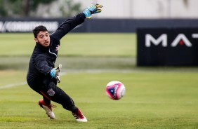 Caíque França treina no CT para enfrentar o Santos, pelo Paulistão