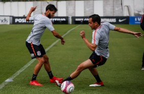 Capixaba e Rodriguinho em dividida durante treino de hoje no CT