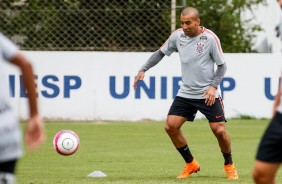 Emerson Sheik durante o treino chuvoso de hoje em São Paulo