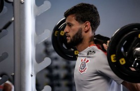 Juninho Capixaba treinando musculatura no CT Joaquim Grava