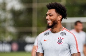 Kazim sempre sorridente no treino; Atacante não foi inscrito na Libertadores