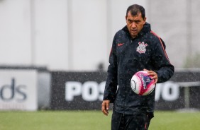 O comandante Carille debaixo de chuva no treino desta sexta-feira no CT