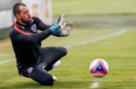 O goleiro Walter vem se recuperando de lesão e treina com os companheiros