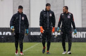 O trio de goleiros do Timão treina na chuva
