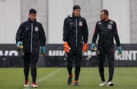 O trio de goleiros do Timo treina na chuva