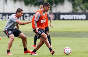 O volante Ralf treinando no CT nesta tarde chuvosa em São Paulo