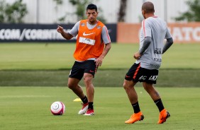 Os veteranos Ralf e Emerson Sheik no treino para encarar o Santos, pelo Paulisto