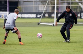 Vai encarar? Sheik encara Carille no treino de hoje no CT