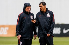 Walmir Cruz e Carille conversam durante o treino de hoje no CT